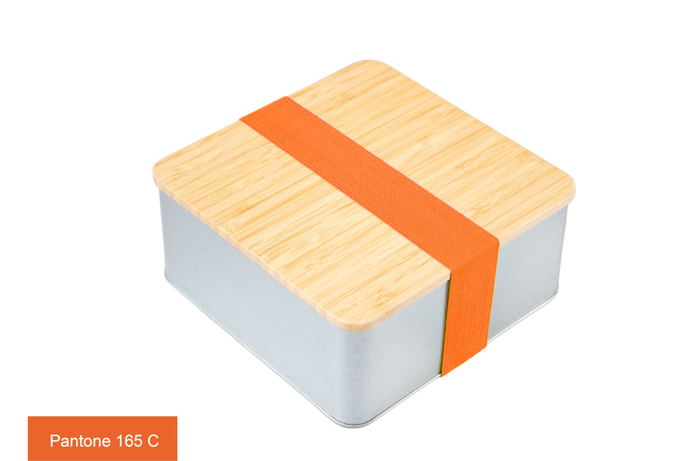 Boîte métallique carrée fermée avec couvercle en bambou et ruban orange (Pantone 165 C), photographiée sur fond blanc.