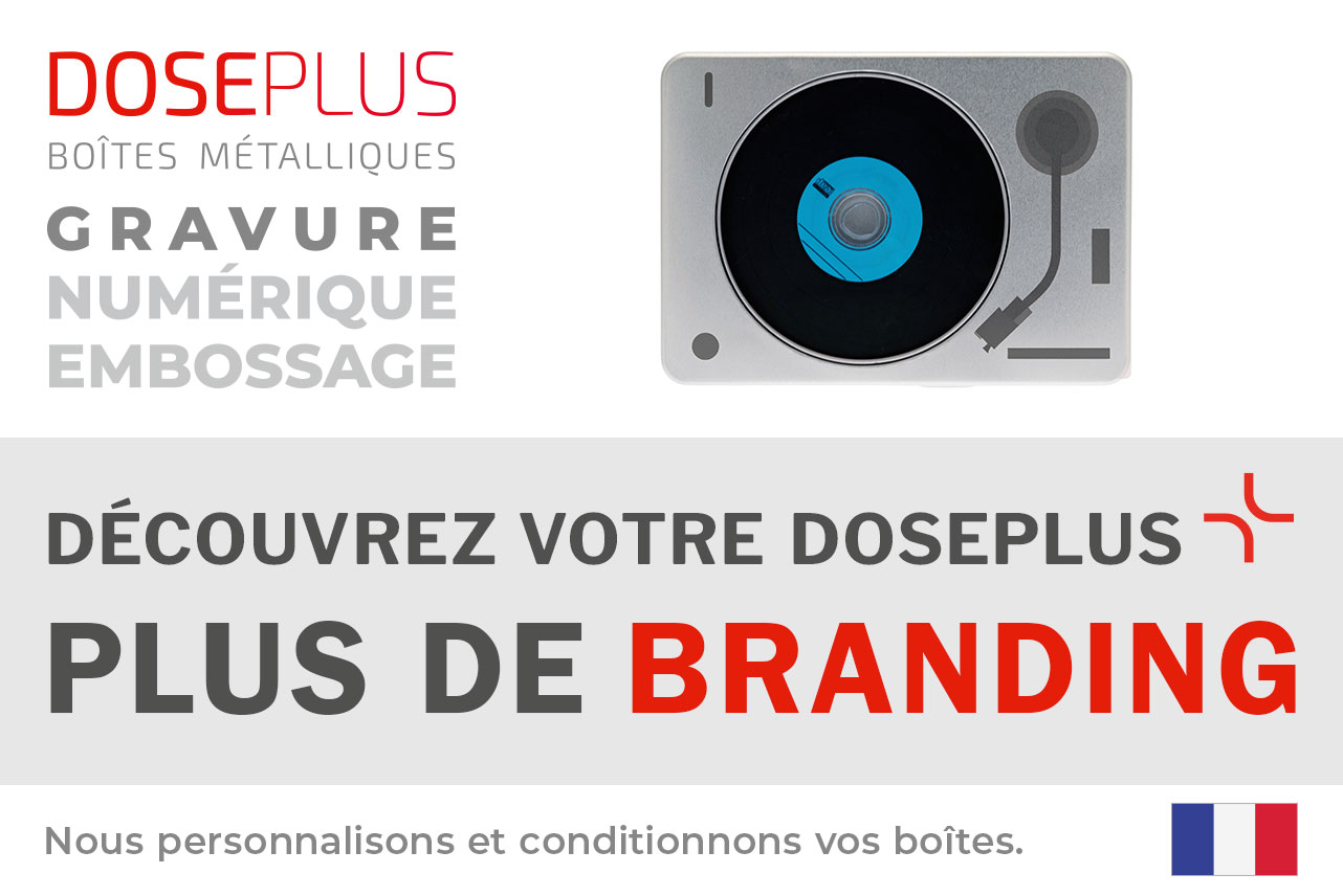 Boîte Doseplus pour DVD avec fenêtre – texte du bandeau : Découvrez votre Doseplus, plus de branding. Boîte métallique personnalisable avec gravure et impression.