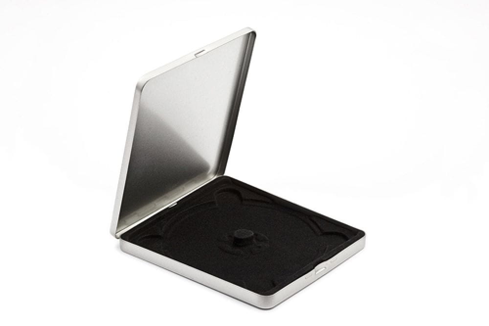 Boîte métallique CD carrée ouverte en métal couleur argent avec doublure en velours noir pour fixer le disque, photographiée sur fond blanc.