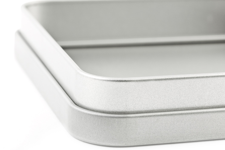 Boite carree en fer-blanc metallique