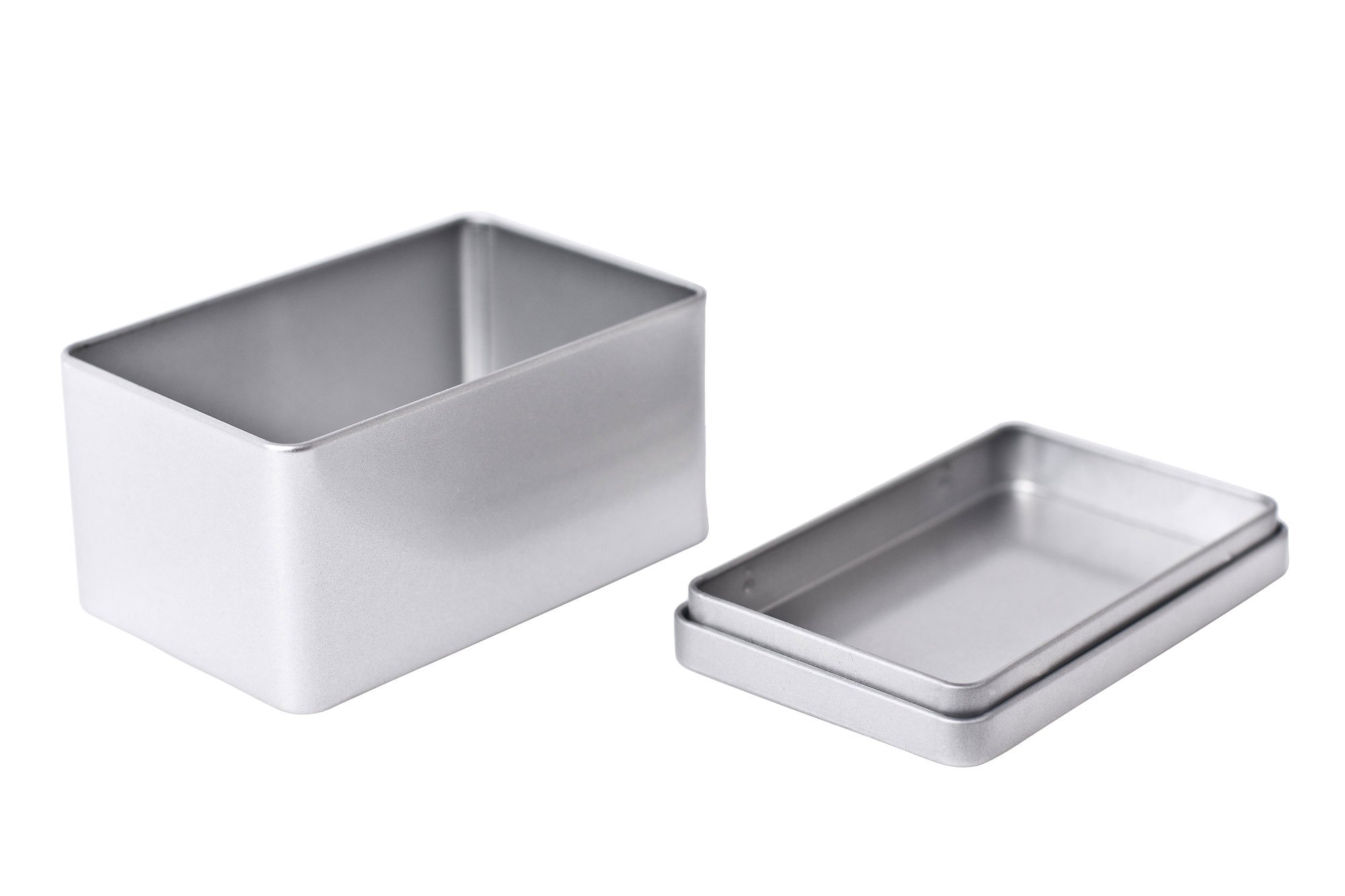 Boîte métallique rectangulaire ouverte en métal couleur argent avec couvercle emboîtant amovible, photographiée sur fond blanc.