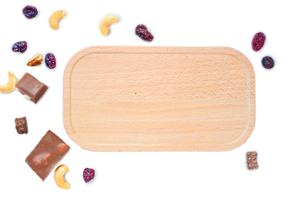 Couvercle en hêtre sur fond blanc, entouré de noix et de fruits secs – couvercle de remplacement haut de gamme pour boîtes à pain