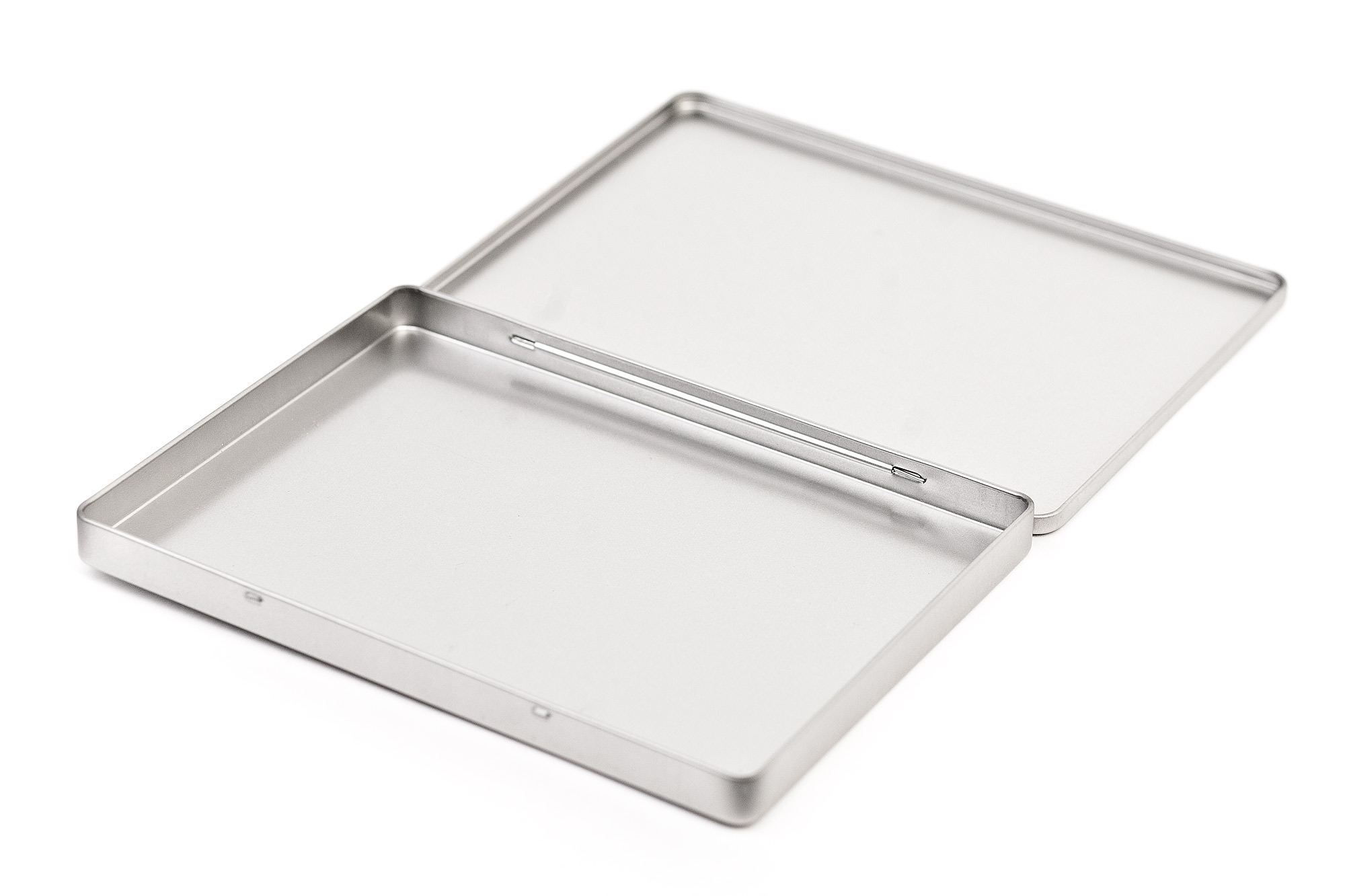 Boîte en fer blanc DIN-A5 ouverte avec couvercle à charnière complètement déplié, couleur argentée, présentée sur fond blanc.