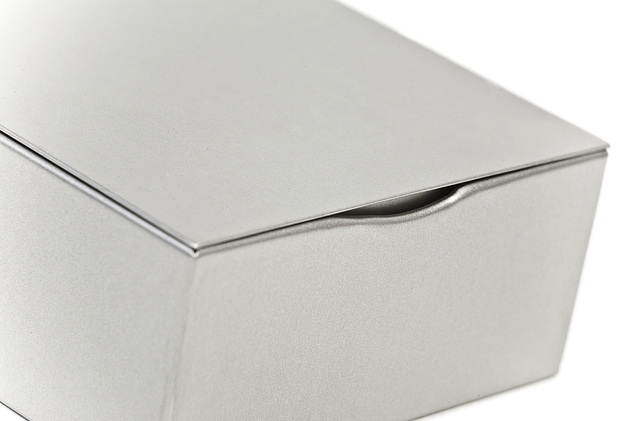 Boite metallique avec couvercle a charniere
