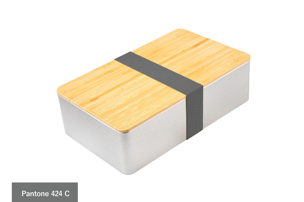 Boîte métallique carrée en métal couleur argentée avec couvercle en bambou, munie d'un gris élégant (Pantone 424 C), sur fond blanc.