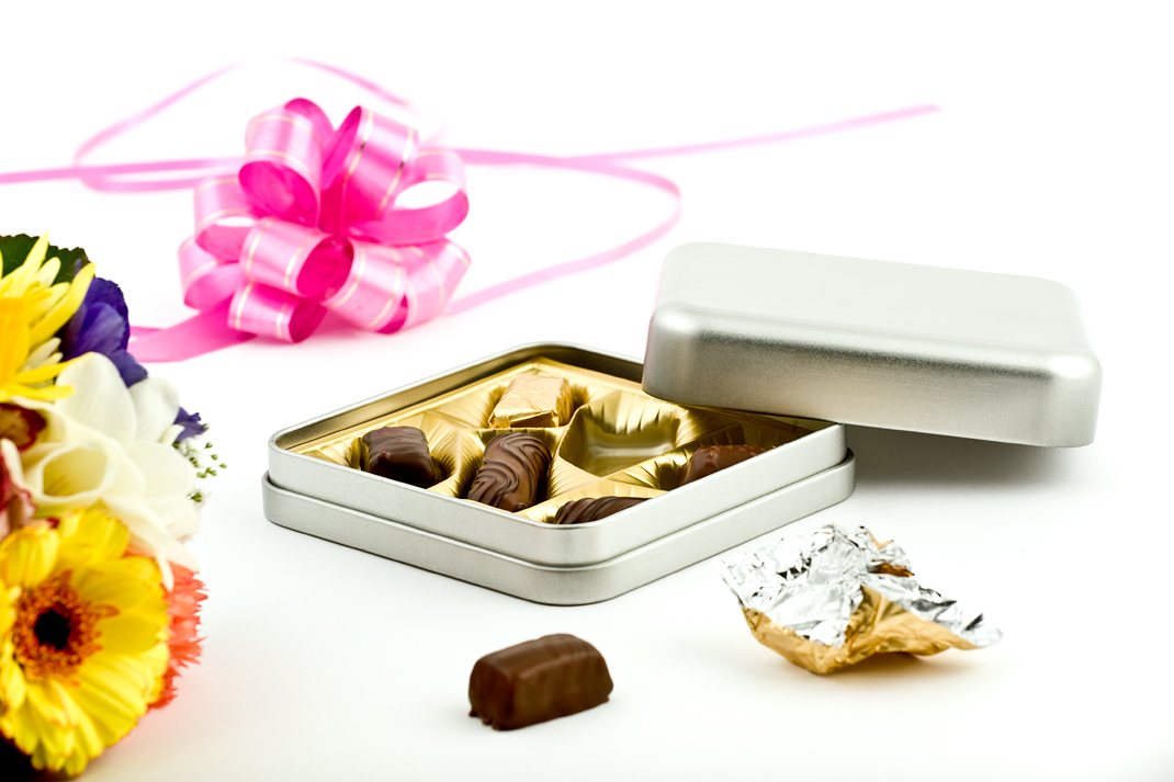 Boite carree en fer-blanc metallique