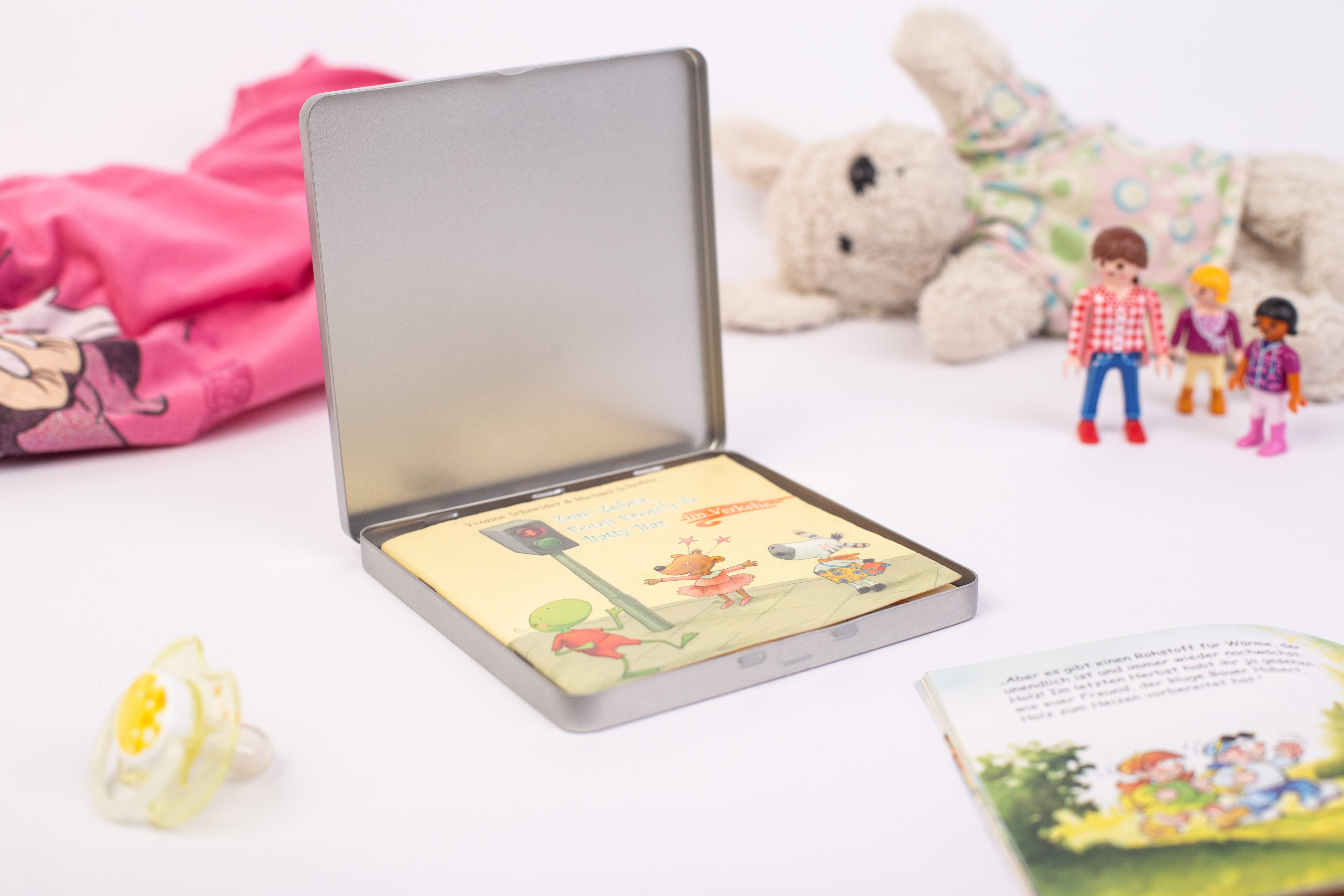 Petite boite carree metallique fer-blanc