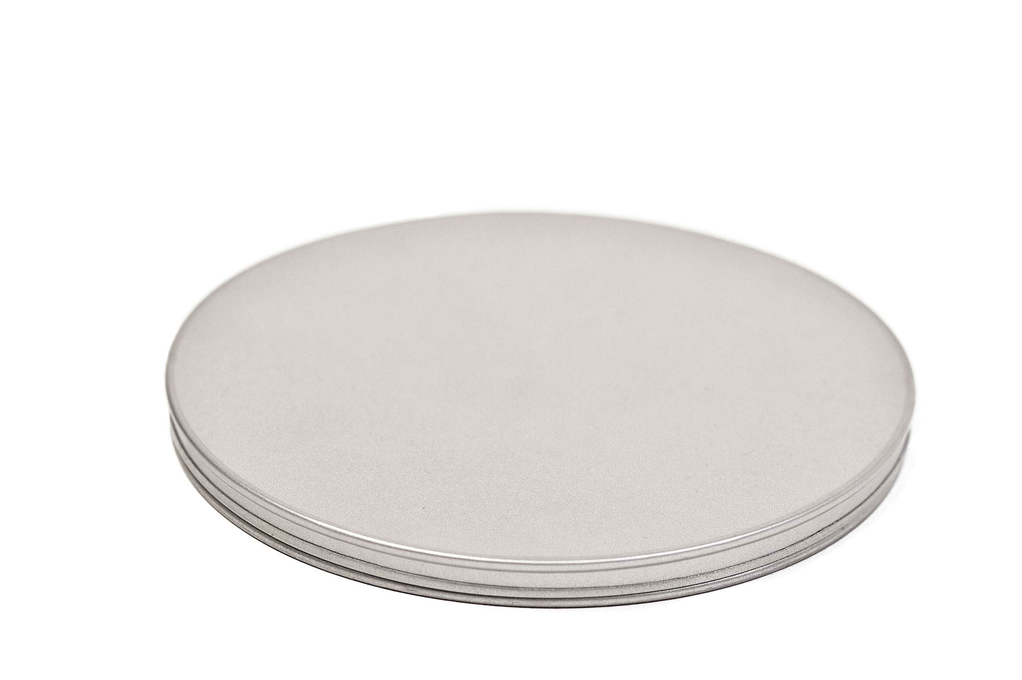 Boîte à bons d'achat ronde fermée en métal argenté avec couvercle plat, fond neutre.