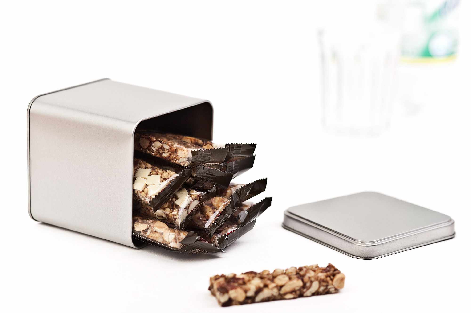 Boite cubique en fer-blanc metallique