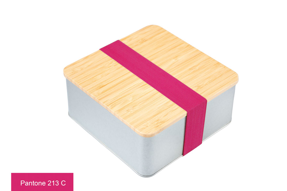 Boîte métallique carrée fermée avec couvercle en bambou et ruban rose (Pantone 213 C), photographiée sur fond blanc.