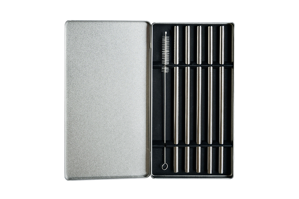 Ensemble de pailles en acier inoxydable dans une boîte en fer blanc ouverte avec décoration citrons – accessoire écologique et élégant