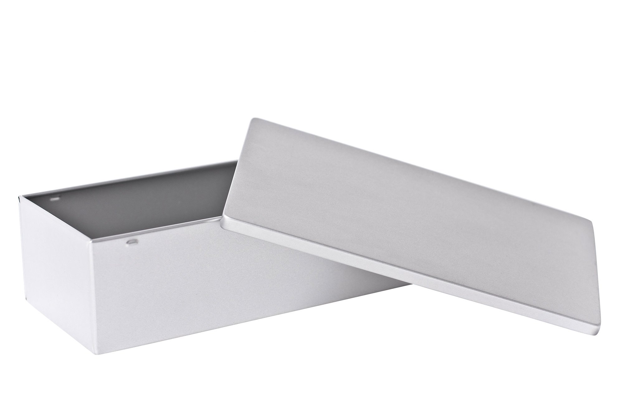 Boîte cadeau rectangulaire ouverte en métal couleur argent avec couvercle amovible, sur fond blanc.