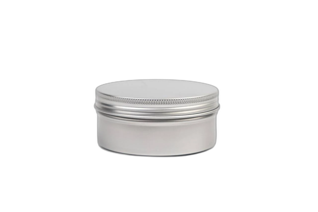 Boîte en aluminium ronde de 150 ml avec couvercle à vis fermé, photographiée de côté. La boîte est de couleur argentée avec un bord de couvercle cannelé
