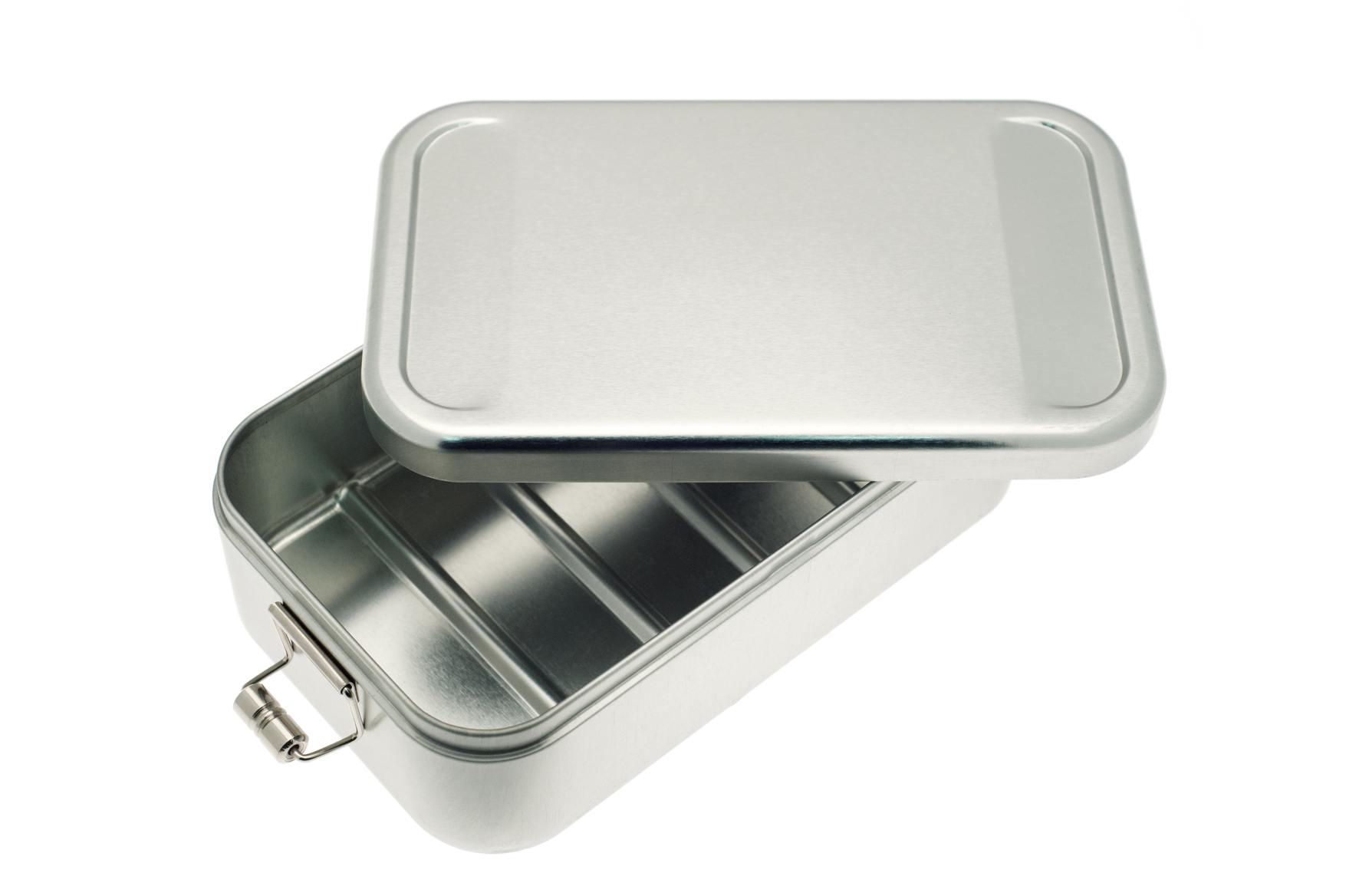 Boîte à lunch rectangulaire ouverte en métal de couleur argent avec couvercle retiré et fermetures à clips, photographiée sur fond blanc.