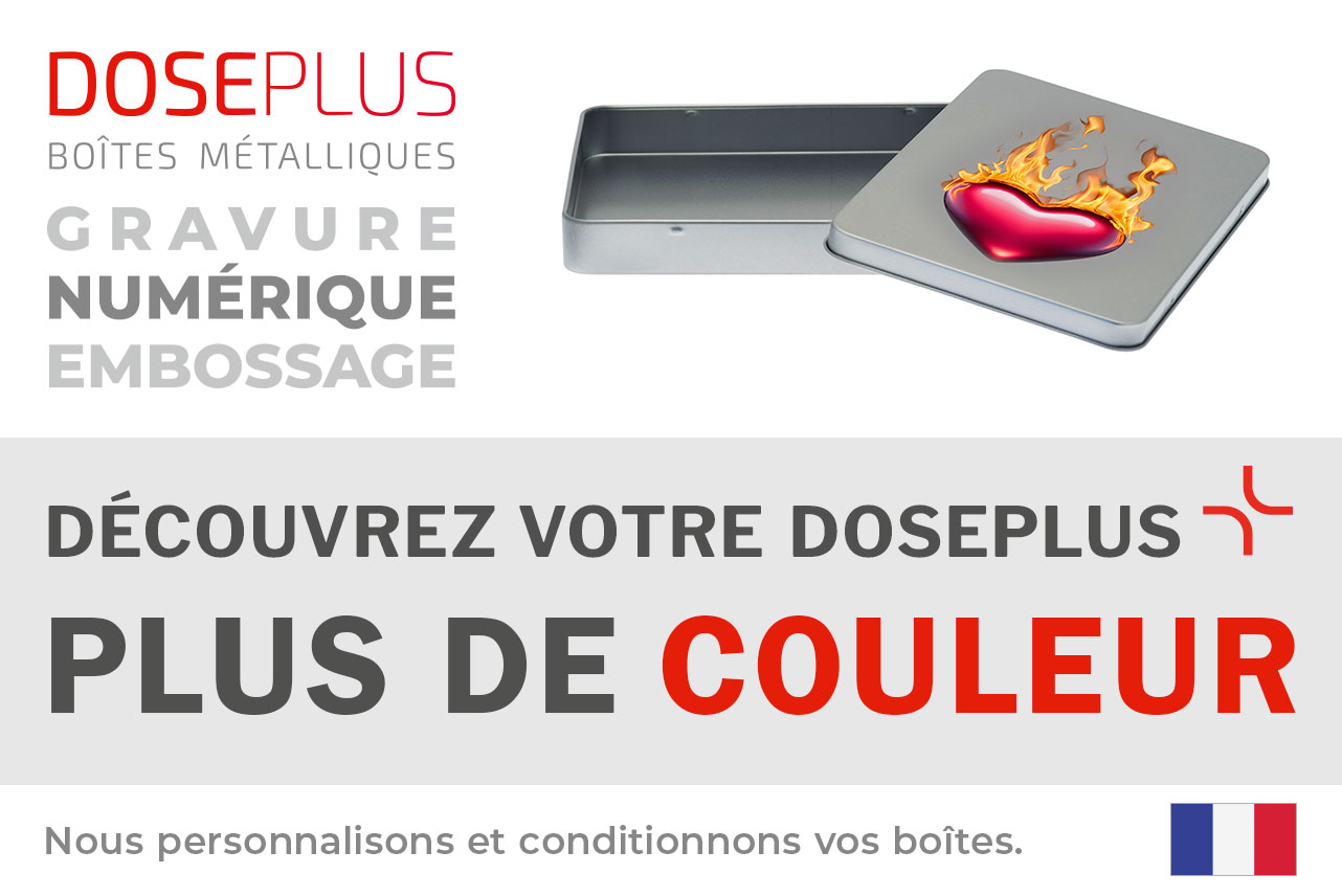 Boîte Doseplus format DIN A6 en métal – texte du bandeau : Découvrez votre Doseplus, plus de couleur. Boîte rectangulaire personnalisable avec impression en couleur.