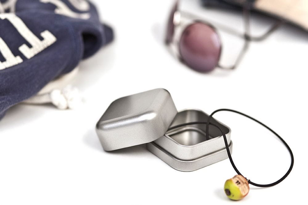Petite boite metallique carree en fer-blanc