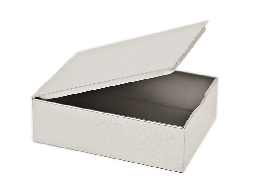 Boîte rectangulaire en fer blanc ouverte avec couvercle à charnière légèrement ouvert.