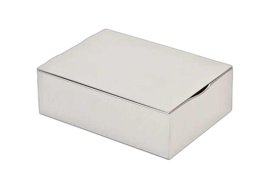 Boîte à couvercle à charnière