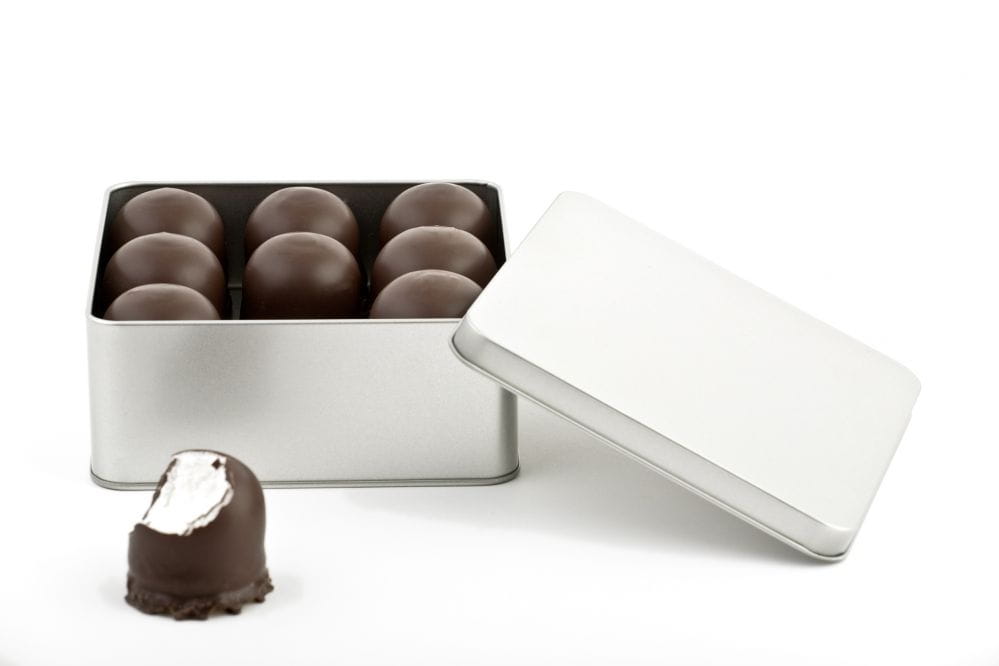 Boite en fer-blanc carree avec couvercle articule