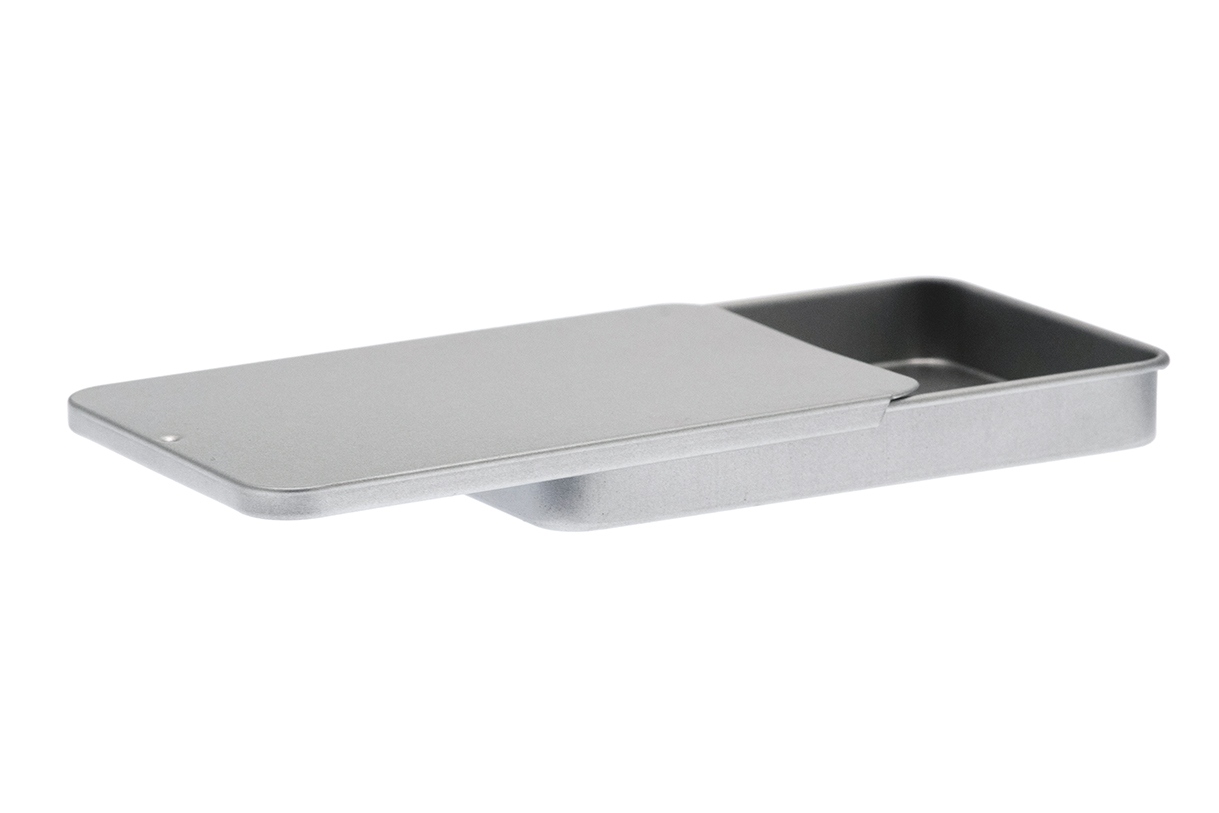 Boîte métallique rectangulaire en métal couleur argent avec couvercle coulissant sur le côté, représentée ouverte sur fond blanc.