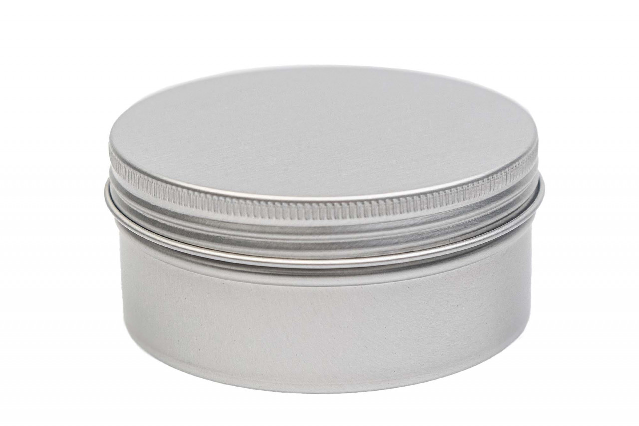 Boîte à savon ronde fermée avec plateau d'égouttage, métal couleur argent avec couvercle à vis, fond neutre.