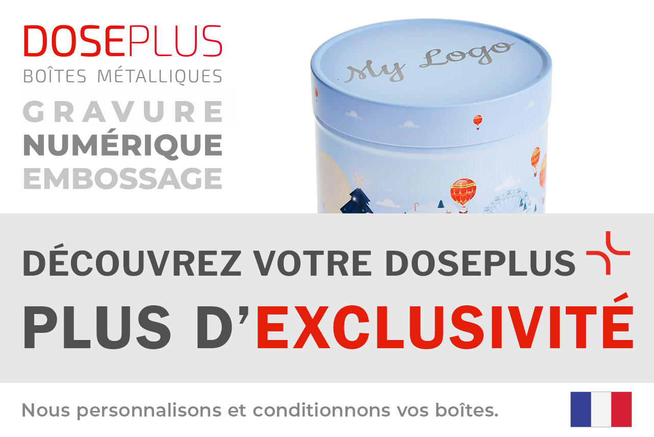 Boîte métallique hivernale WD 026. Texte gris sur la bannière : « DÉCOUVREZ VOTRE DOSEPLUS – PLUS D'EXCLUSIVITÉ ». Au-dessus : « GRAVURE • NUMÉRIQUE • EMBOSSAGE ». Présente les options de finition pour boîtes métalliques.
