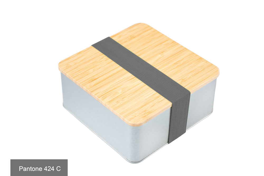 Boîte métallique carrée en métal couleur argentée avec couvercle en bambou, munie d'un ruban de couleur grise (Pantone 424 C), sur fond blanc.
