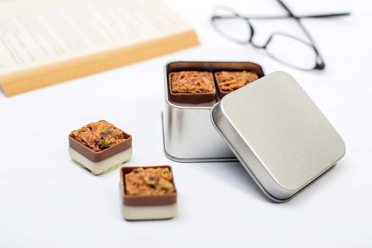 Boite metallique carree pour pralines et chocolats