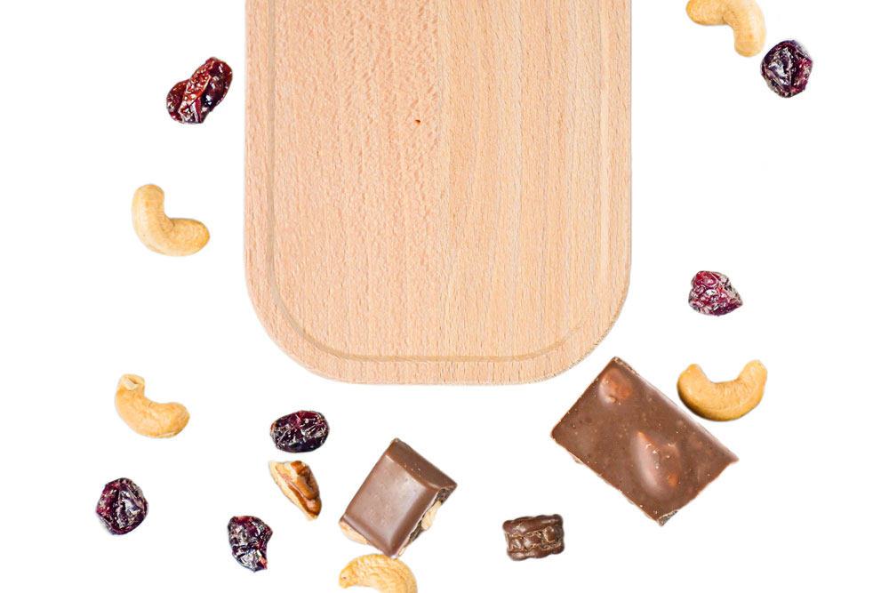 Couvercle en hêtre pour boîte à lunch, disposé de façon décorative avec chocolat, noix et fruits secs – pièce de rechange durable