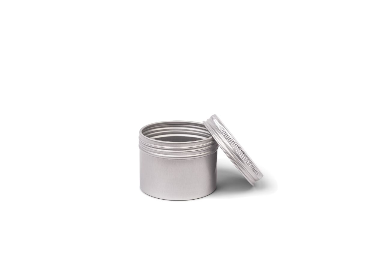 Boîte en aluminium ouverte de 80 ml avec couvercle à vis retiré.