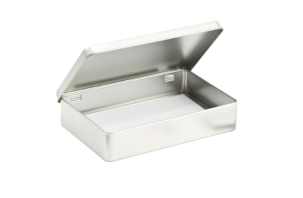 Boîte de promotion rectangulaire ouverte en fer blanc couleur argent avec couvercle à charnière déplié, photographiée sur fond blanc.