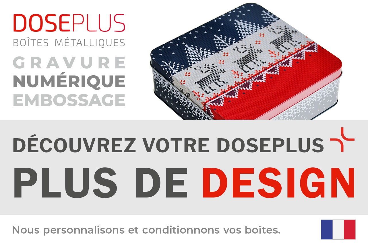 Boîte métallique carrée Doseplus avec motif tricoté en rouge, bleu et blanc, représentant des rennes et des sapins. Texte : « Emballages métalliques – embossage, gravure laser, impression – Découvrez votre Doseplus, plus de design ».