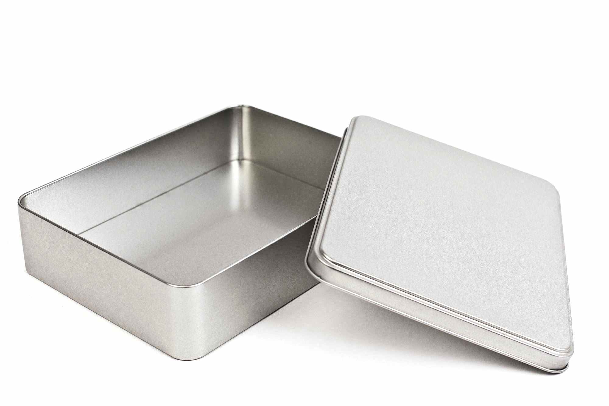 Boîte métallique rectangulaire ouverte en métal couleur argent avec couvercle amovible, photographiée sur fond blanc.