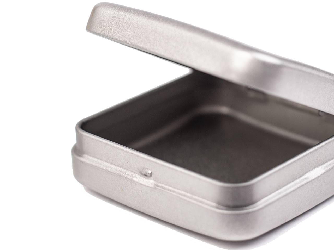 Petite boite metallique carree compacte