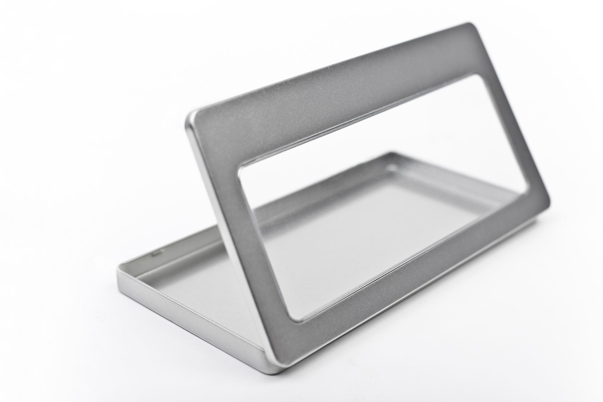 Boîte en fer blanc DIN-Lang ouverte avec couvercle retiré comprenant une fenêtre rectangulaire ; présentée sur fond blanc.