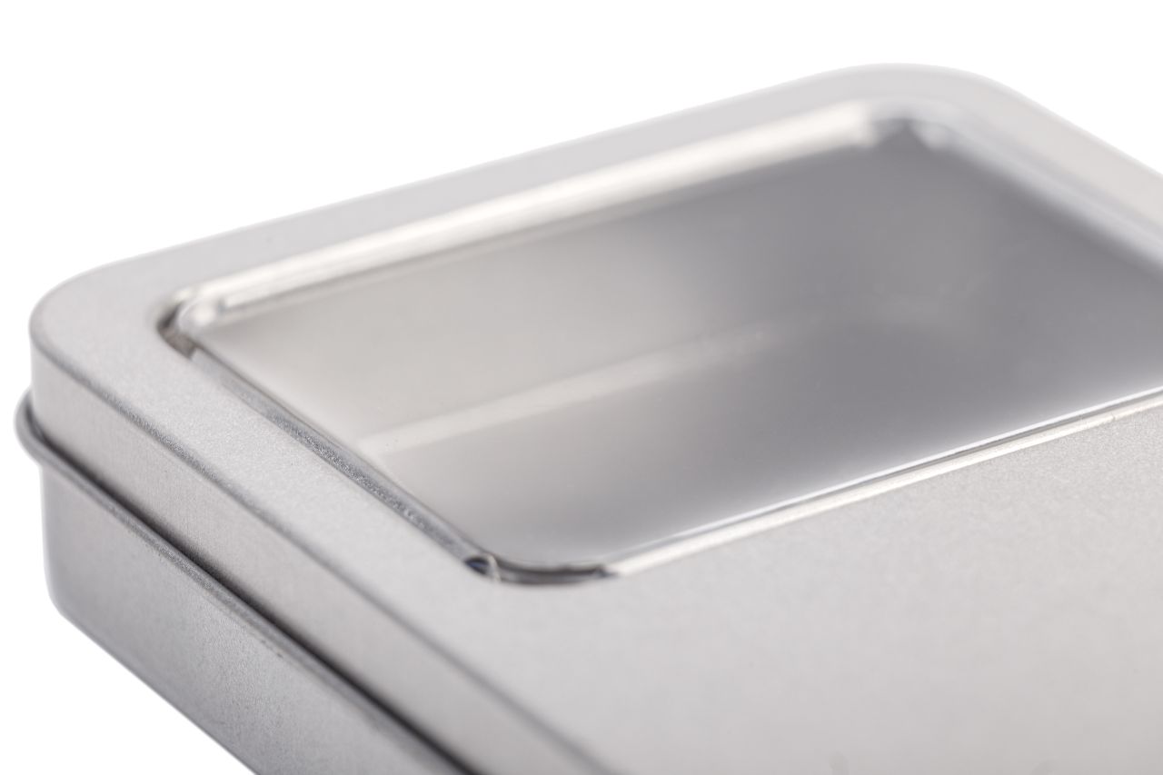 Boite metallique avec fenetre d'observation