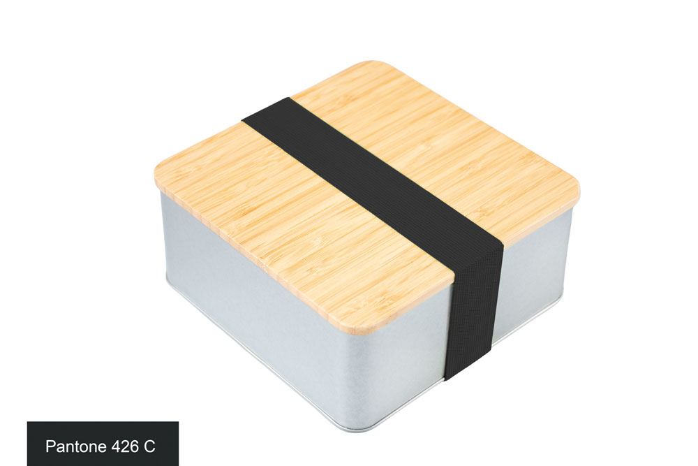 Boîte en fer blanc carrée avec couvercle en bambou et élastique anthracite (Pantone 426 C) comme fermeture, photographiée sur fond blanc.