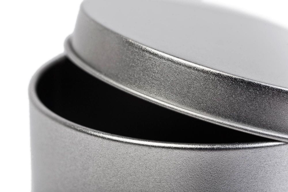 Boite ronde en metal fer-blanc decorative