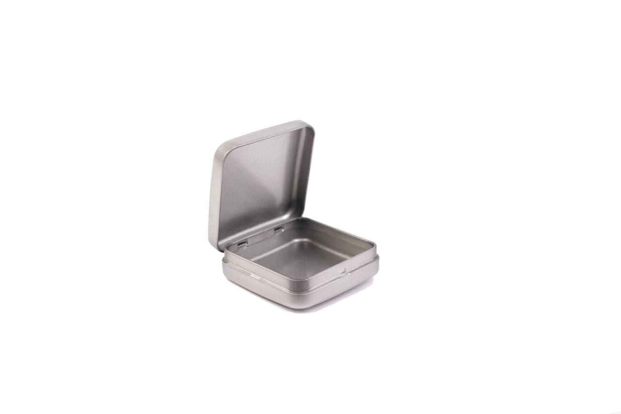 Boîte à préservatifs carrée ouverte en métal couleur argent avec couvercle à charnière, photographiée sur fond blanc.