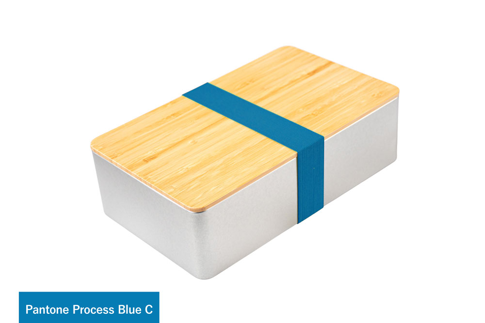 Boîte métallique carrée en métal couleur argentée avec couvercle en bambou, munie d'un bleu vif (Pantone Process Blue C), sur fond blanc.