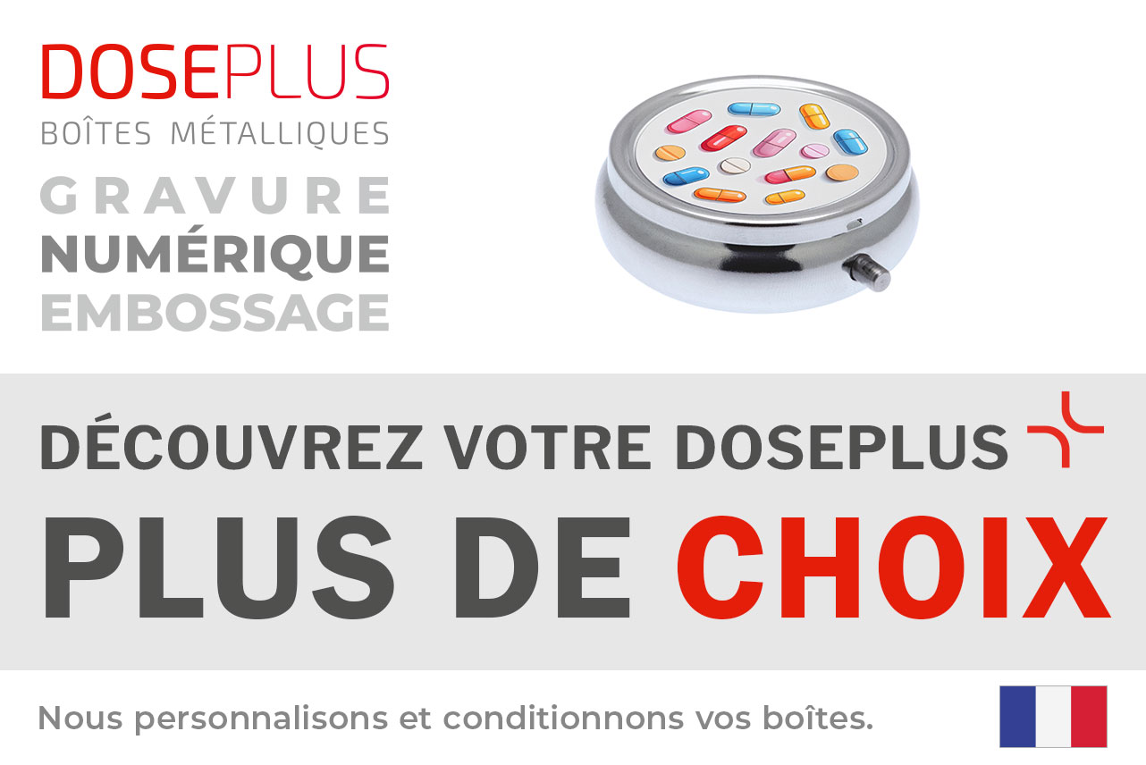 Boîte à pilules Doseplus ronde en métal – texte du bandeau : Découvrez votre Doseplus, plus de choix. Boîte personnalisable avec impression pour cadeaux et articles promotionnels.