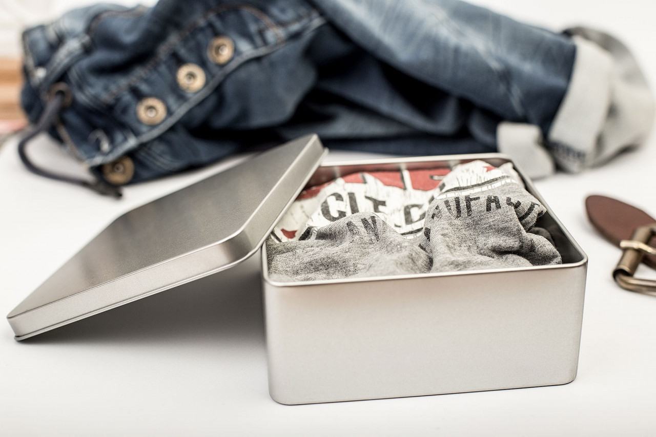 Boite metallique carree pour cadeaux