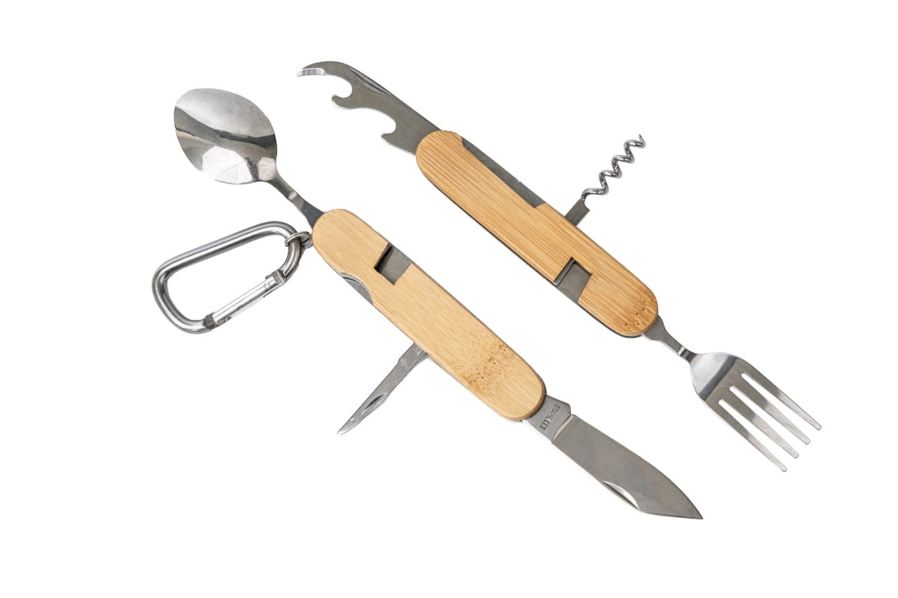 Couverts de camping multifonctionnels ouverts avec poignée en bambou. Couteau, fourchette, cuillère, ouvre-bouteille et tire-bouchon dépliés, représentés sur fond blanc avec mousqueton.